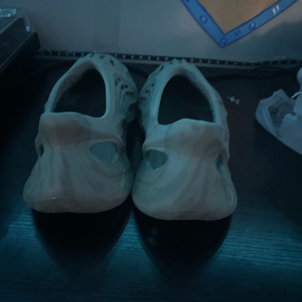 Yeezy foam runners size 10 stone sage - Picture 4 of 4